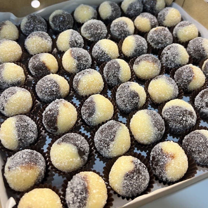 Truffle Campuran (Cokelat & Kelapa) – Paket Party (50 pcs)